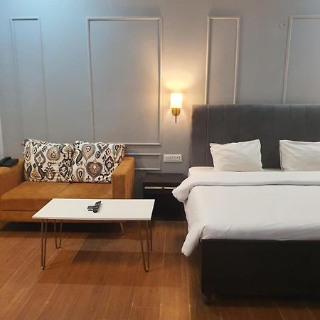 Mallenzo Suites Dlf Phase 1 구르가온 외부 사진