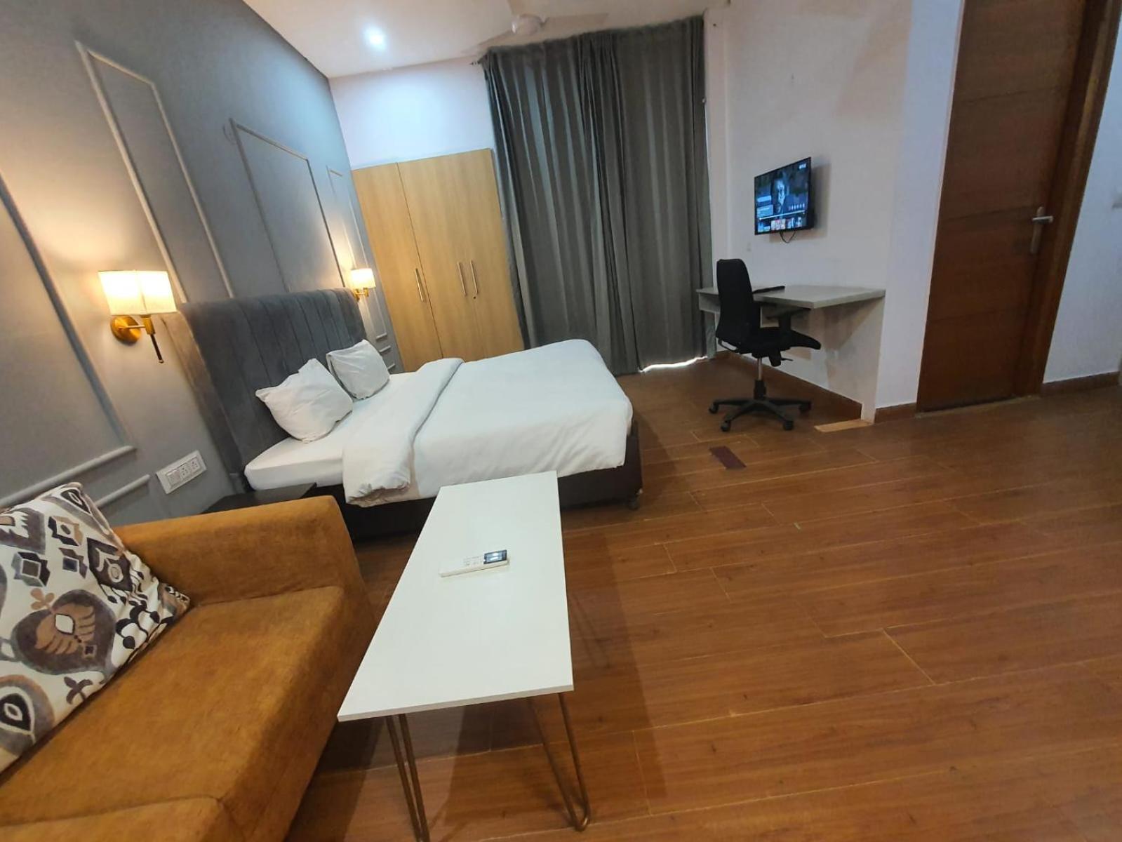 Mallenzo Suites Dlf Phase 1 구르가온 외부 사진