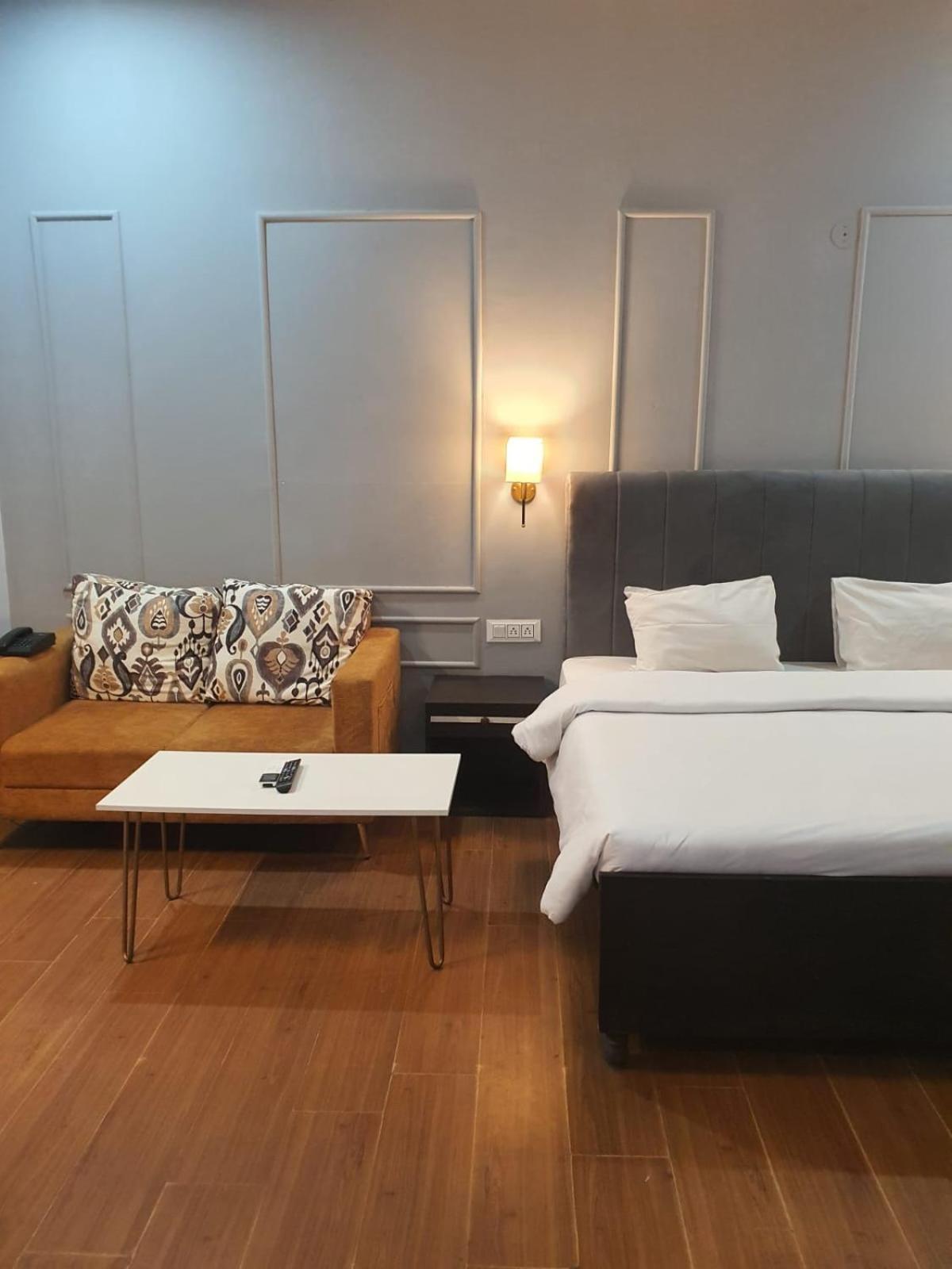 Mallenzo Suites Dlf Phase 1 구르가온 외부 사진