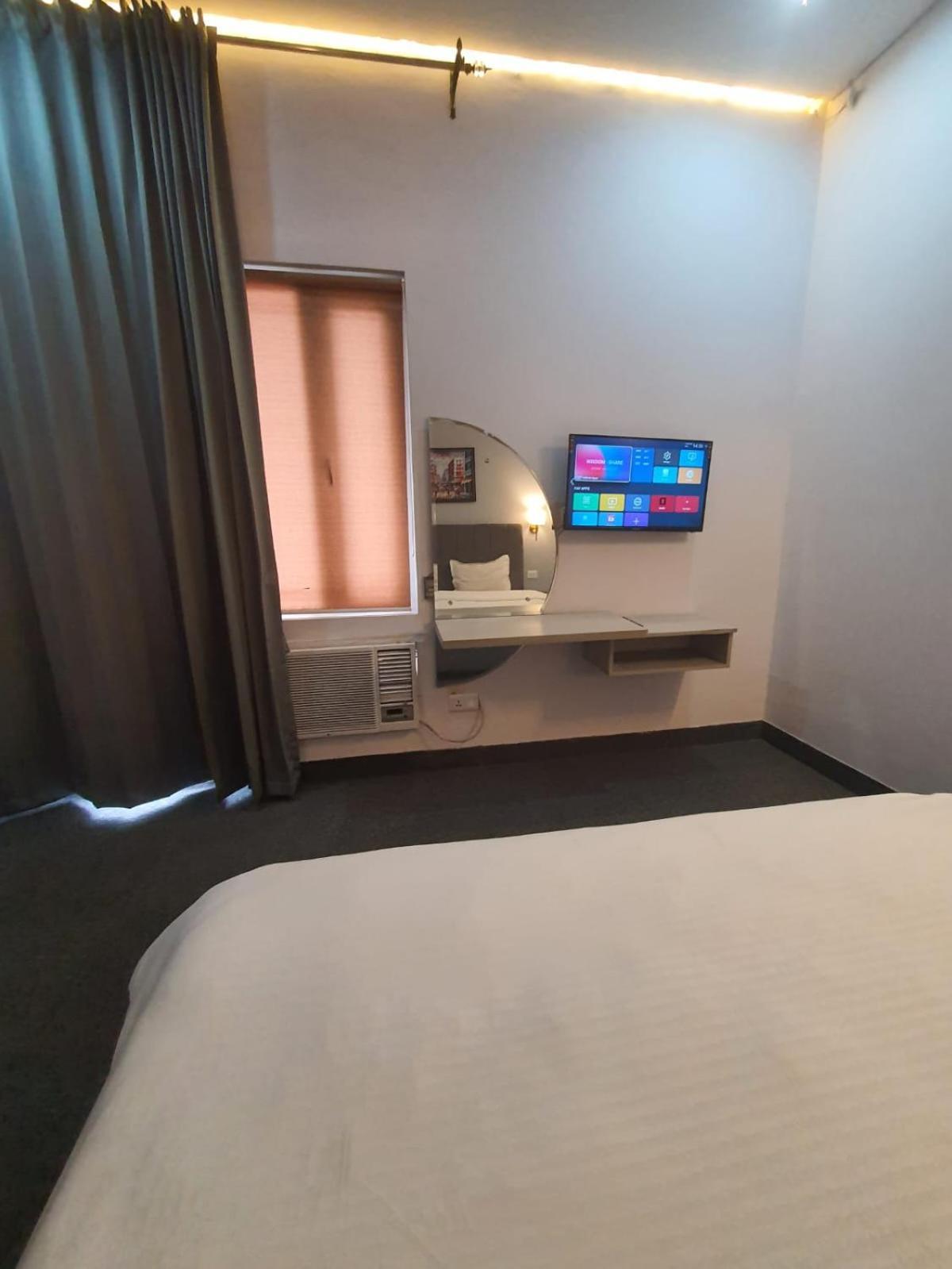Mallenzo Suites Dlf Phase 1 구르가온 외부 사진