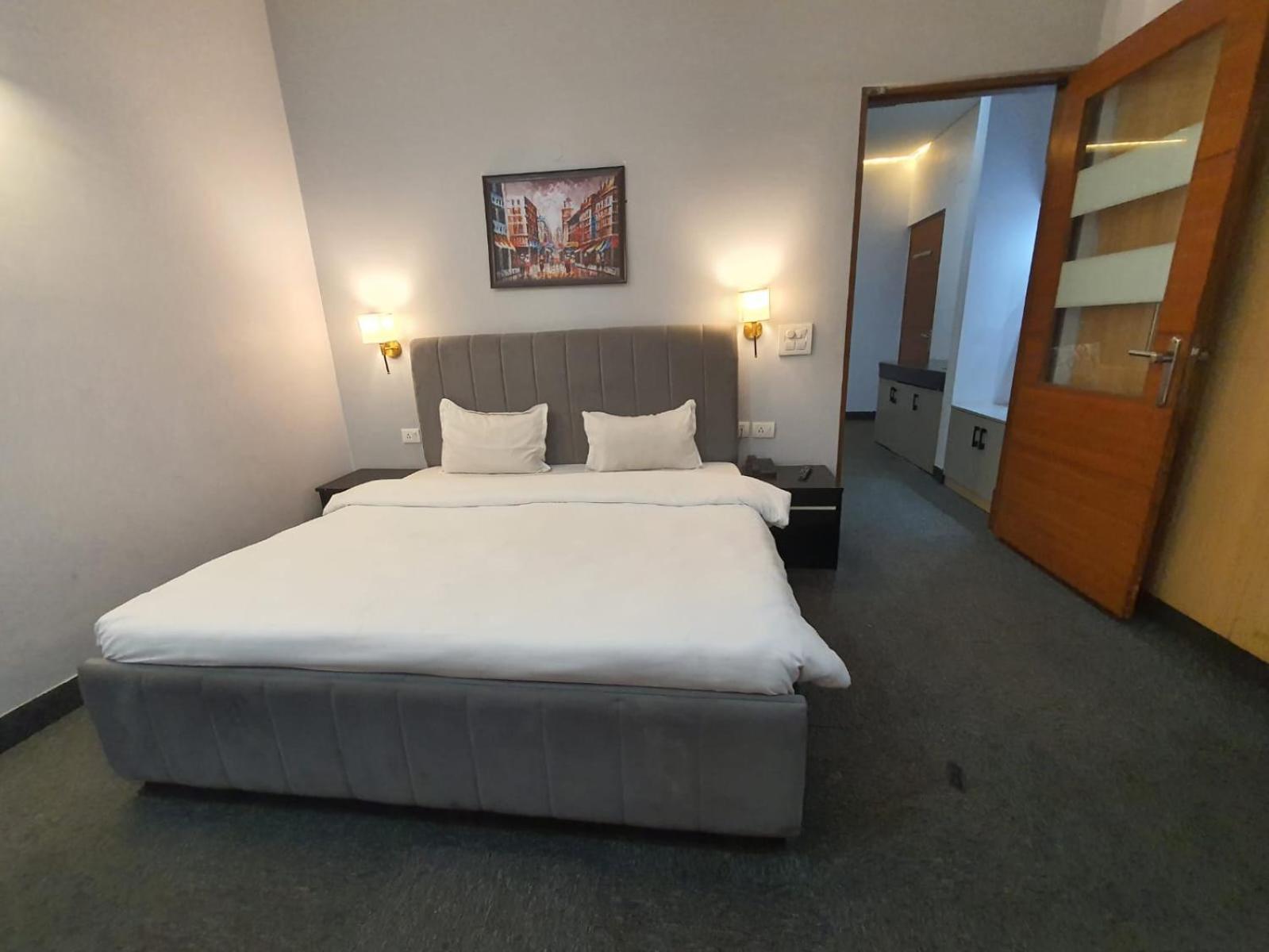 Mallenzo Suites Dlf Phase 1 구르가온 외부 사진