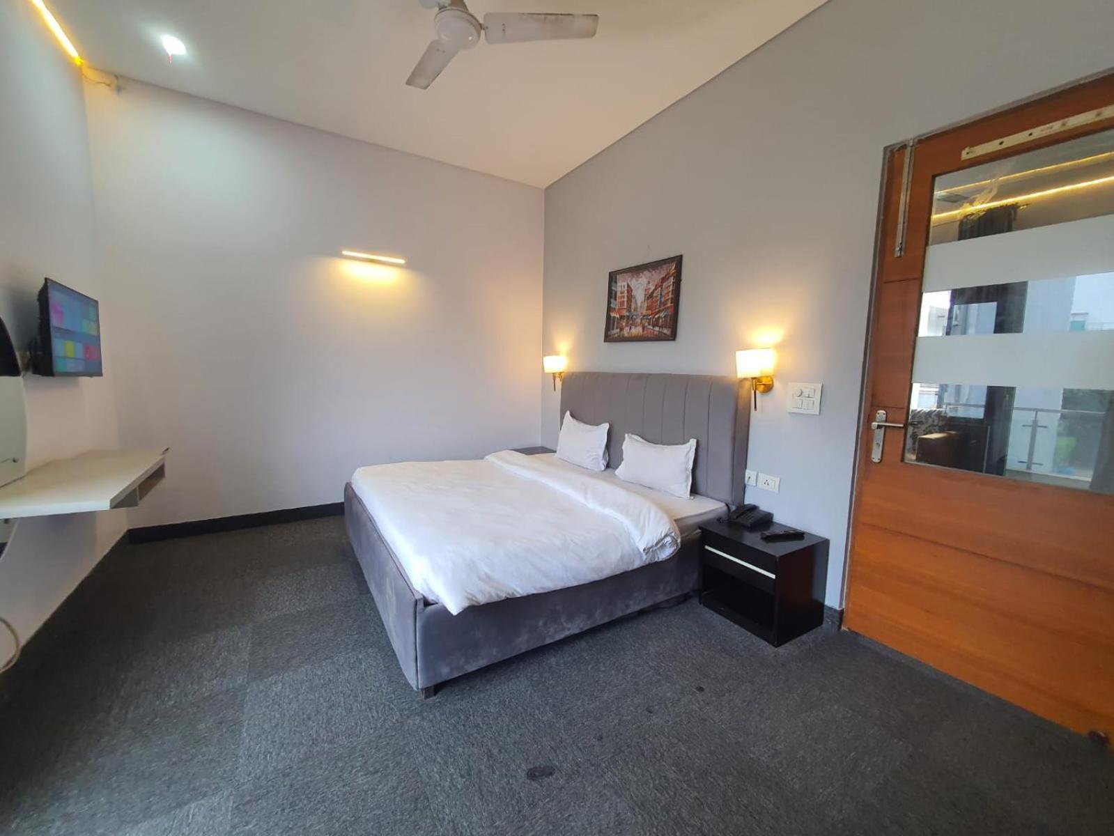Mallenzo Suites Dlf Phase 1 구르가온 외부 사진