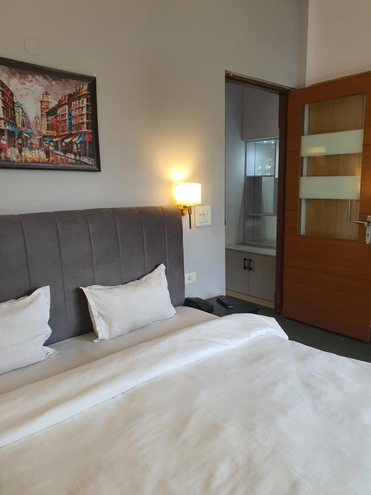 Mallenzo Suites Dlf Phase 1 구르가온 외부 사진
